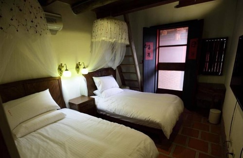 Jinsha Bed & Breakfast | Tomato Red