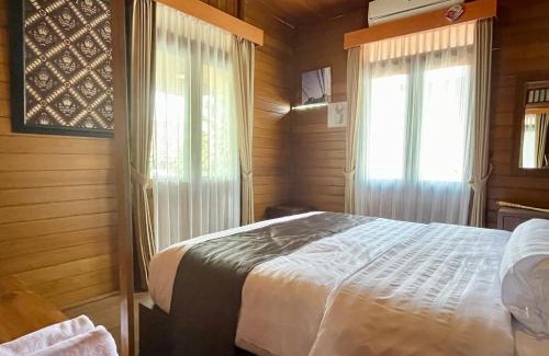 Dinoyo Villa | Tomohon Private Pool Villa Batu