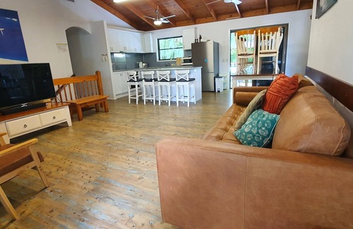 Point Lookout House | Toms Holiday House, Point Lookout Straddie sleeps 10 ducted air-con 2 bathrooms.