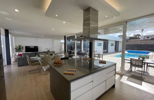 Tinajo Villa | Tony´s Luxury Villa, heated pool, wifi