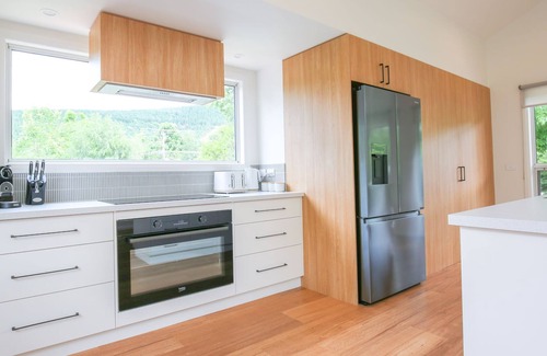 Bright House | Toorak Treetop - Light & modern near the river