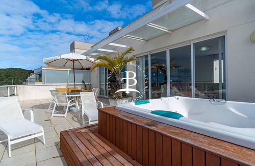 Governador Celso Ramos Apartment | Top Coverage! Oceanfront, 3 suites and whirlpool!