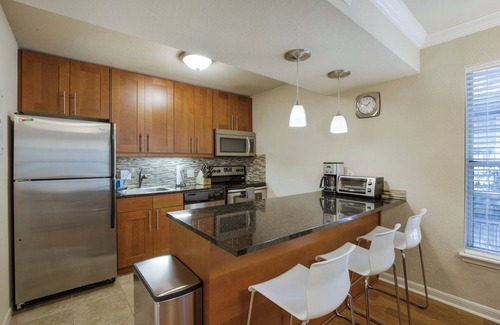 Allandale Apartment | Top floor 1-bedroom in North Central Austin with King Bed and Workstation