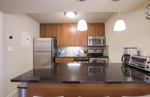 Allandale Apartment | Top floor 1-bedroom in North Central Austin with King Bed and Workstation