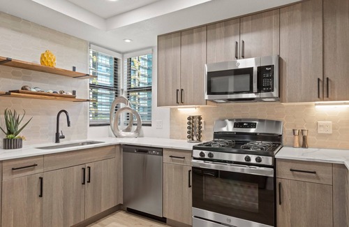 North Scottsdale Condo | Top-Floor 1BR Stroll to Golf, Shops & Dining