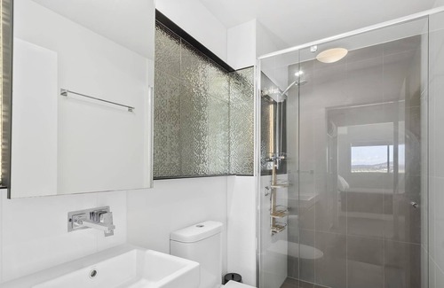 Kangaroo Point Apartment | Top Floor 2 bed Apartment with Wifi, Parking & Pool. Walk to Bus & Local Shops