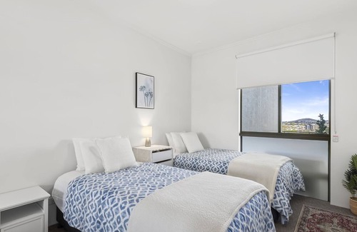 Kangaroo Point Apartment | Top Floor 2 bed Apartment with Wifi, Parking & Pool. Walk to Bus & Local Shops