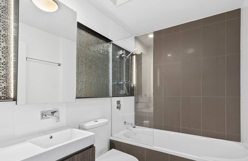 Kangaroo Point Apartment | Top Floor 2 bed Apartment with Wifi, Parking & Pool. Walk to Bus & Local Shops