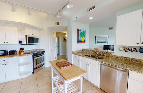 Tybee Island Condo | Top floor 3 Bed 2 Bath Condo - Half Block To The Beach - Covered Parking