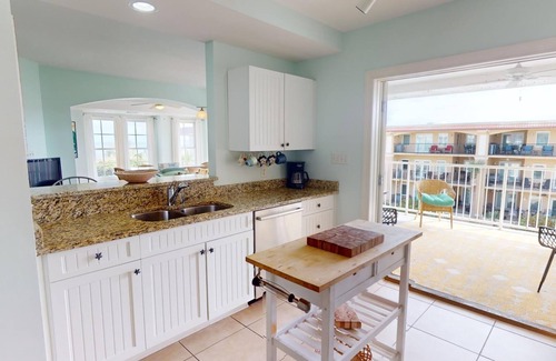 Tybee Island Condo | Top floor 3 Bed 2 Bath Condo - Half Block To The Beach - Covered Parking