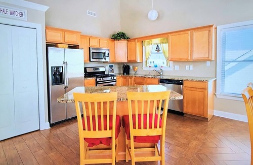 Wildwood House | Top floor 4 bedroom 2 bath condo 1.5 blocks to beach and boardwalk