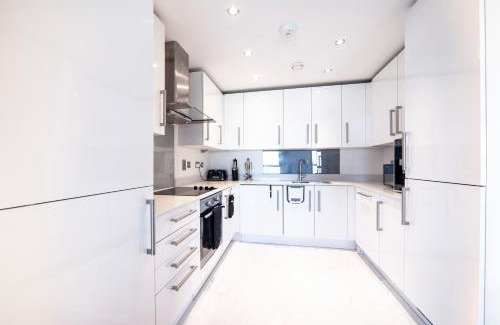 Wembley Park Apartment | Top Floor Apt - 2 Bed/2 Bath + Private Balcony