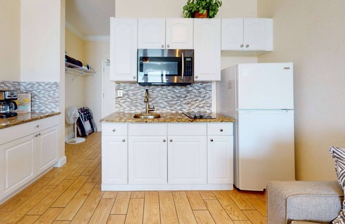 Treasure Island Condo | Top Floor Beachfront Studio Breathtaking Views. Heated Pool. Fantastic Location in Treasure Island!