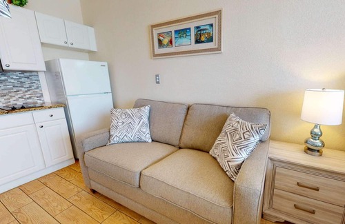 Treasure Island Condo | Top Floor Beachfront Studio Breathtaking Views. Heated Pool. Fantastic Location in Treasure Island!