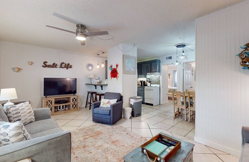 Gulf Shores Condo | Top-floor beachfront condo with Gulf-view balcony, pool & beach access