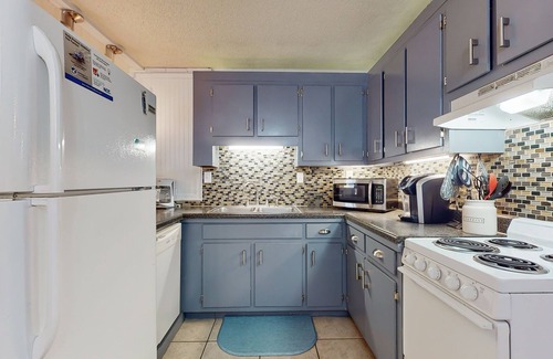 Gulf Shores Condo | Top-floor beachfront condo with Gulf-view balcony, pool & beach access