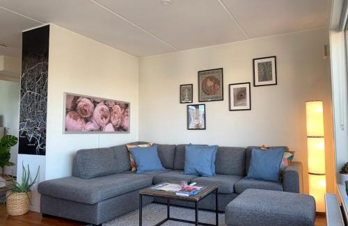 Gronland Apartment | Top floor city center flat with free parking
