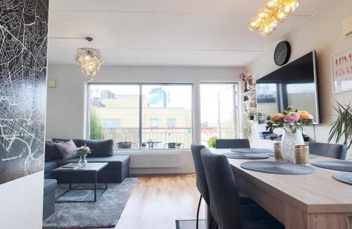 Gronland Apartment | Top floor city center flat with free parking