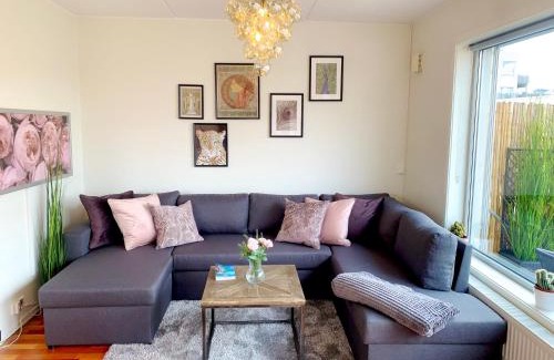 Gronland Apartment | Top floor city center flat with free parking