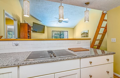 Southport Condo | Top floor condo with community pool in Royal James BHI! Two golf carts and access to BHI Club