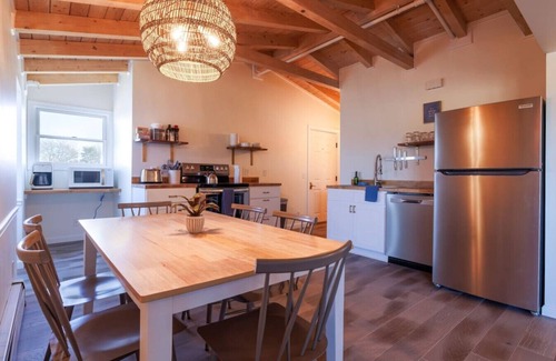 Southwest Harbor Apartment | Top Floor Condo + Ocean Views [Admirals Quarters]