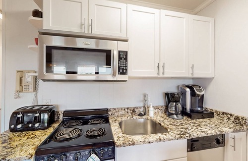 Folly Field Condo | Top-Floor Condo at Beach & Tennis Resort | Beachfront Pool & Golf access