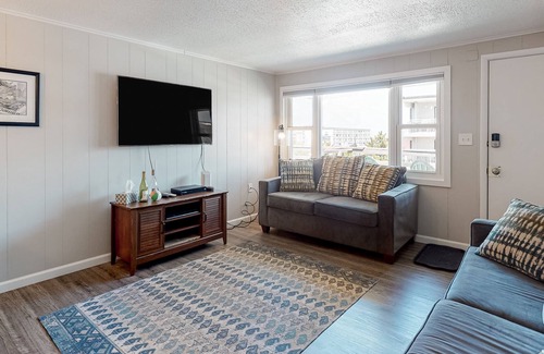 Midtown Ocean City Condo | Top-floor condo on the ocean block with ocean/bay views, balcony & AC