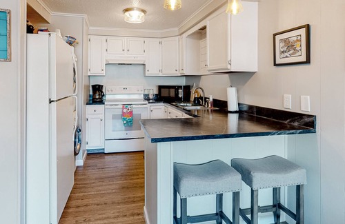 Midtown Ocean City Condo | Top-floor condo on the ocean block with ocean/bay views, balcony & AC