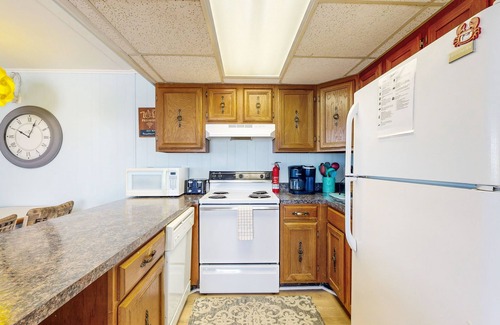North Ocean City Condo | Top-floor condo with balcony, walk 1 minute to the beach