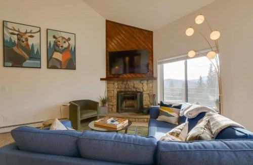 Wildernest House | Top Floor Corner with Views 6 Ski Resorts Nearby