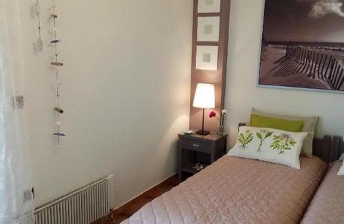 Varkiza Apartment | Top floor cozy apartment near the beach