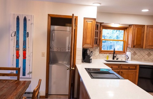 Four O'Clock Condo | Top Floor End Unit! 2-Level Condo 2 BR; 2.5 BA; Sleeps 6; Close to Everything!