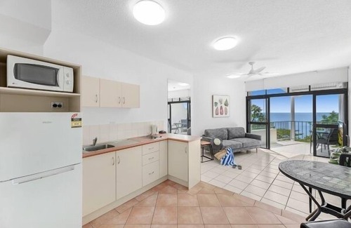 Trinity Beach Apartment | Top Floor - Enjoy the Sea Breeze