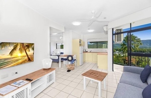 Trinity Beach Apartment | Top Floor - Enjoy the Sea Breeze