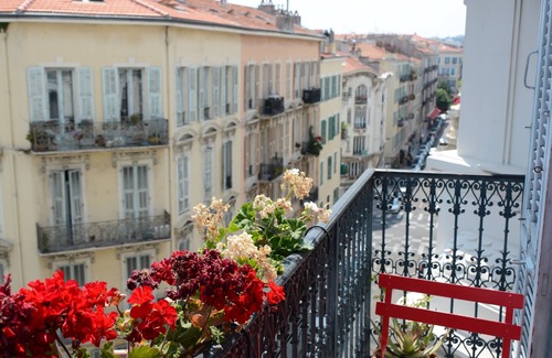 Centre Ville-Gare Apartment | Top Floor Flat - 1 bed Room - Central