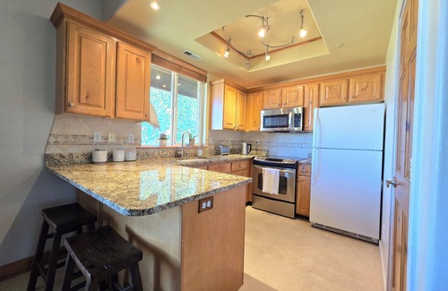 Gorgosa Condo | Top floor furnished 3BD/2BA Park City condo for rent, beautiful mountain views!