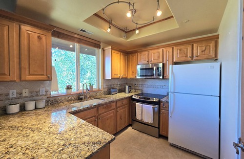 Gorgosa Condo | Top floor furnished 3BD/2BA Park City condo for rent, beautiful mountain views!