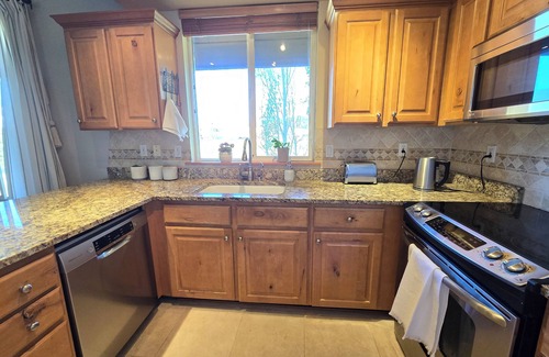 Gorgosa Condo | Top floor furnished 3BD/2BA Park City condo for rent, beautiful mountain views!