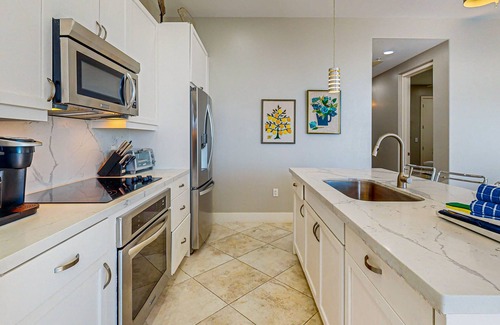 Galveston Condo | Top-floor Gulf & ocean-view condo with two pools, lazy river, hot tubs, & gym