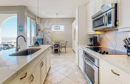 Galveston Condo | Top-floor Gulf & ocean-view condo with two pools, lazy river, hot tubs, & gym