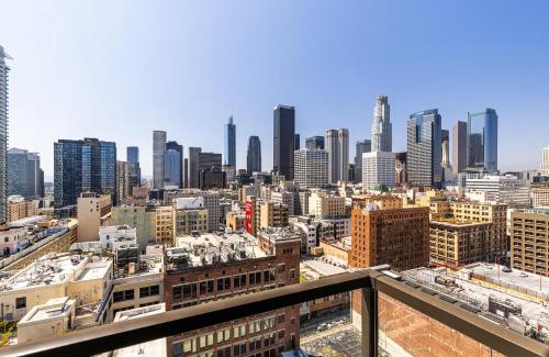 Downtown Los Angeles Apartment | Top Floor High Rise 3 Bed DTLA Skyscraper Penthouse