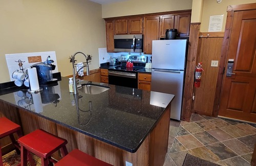 Snowshoe Condo | TOP FLOOR IN RIMFIRE/VILLAGE! NEVER RENTED BEFORE JULY 2022 2 BEDROOMS SLEEPS 8!