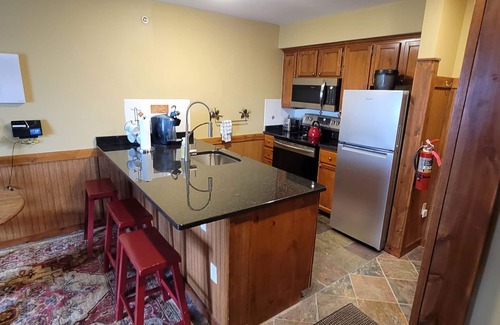 Snowshoe Condo | TOP FLOOR IN RIMFIRE/VILLAGE! NEVER RENTED BEFORE JULY 2022 2 BEDROOMS SLEEPS 8!
