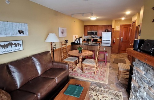 Snowshoe Condo | TOP FLOOR IN RIMFIRE/VILLAGE! NEVER RENTED BEFORE JULY 2022 2 BEDROOMS SLEEPS 8!