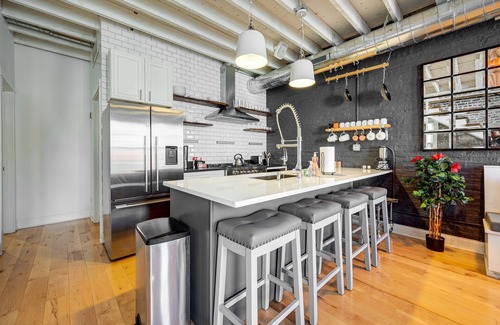 West Town Apartment | Top Floor in the Heart of West Town! Perfect for Any Group and PET FRIENDLY! by AllSet Turnover