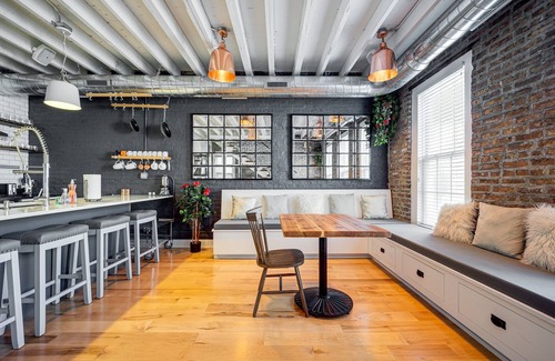 West Town Apartment | Top Floor in the Heart of West Town! Perfect for Any Group and PET FRIENDLY! by AllSet Turnover