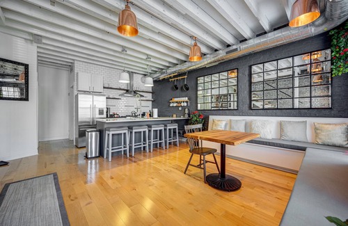 West Town Apartment | Top Floor in the Heart of West Town! Perfect for Any Group and PET FRIENDLY! by AllSet Turnover