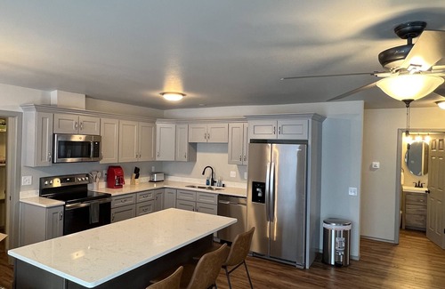 Wasilla Condo | Top Floor Lakefront Condo with Mountain Views!