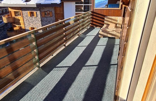 Montana Apartment | Top floor, large south-facing balcony, right in the center of the resort