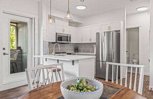 Canmore Apartment | Top Floor Mountain View with Pool & Hot tubs
